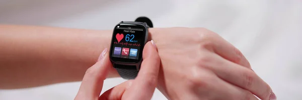 在女人手上显示心跳监测器的智能手表 — 图库照片