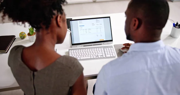 Африканская Женщина Помощью Электронного Счета Фактуры Ноутбуке Компьютера — стоковое фото