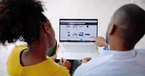Närbild Ett Par Använda Laptop För Shopping Nätet — Stockfoto