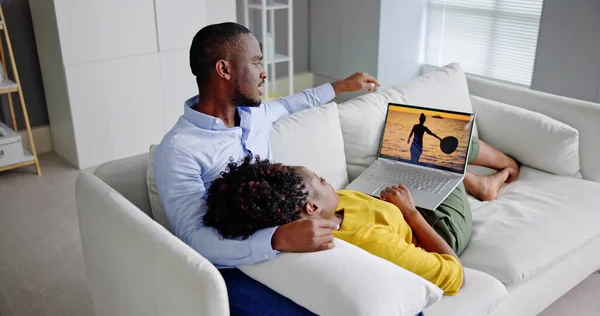 Familia Africana Viendo Película Televisión Ordenador Portátil —  Fotos de Stock
