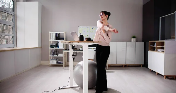 Γυναίκα Χρησιμοποιώντας Ρυθμιζόμενο Ύψος Στέκεται Γραφείο Στο Γραφείο Για Καλή — Φωτογραφία Αρχείου