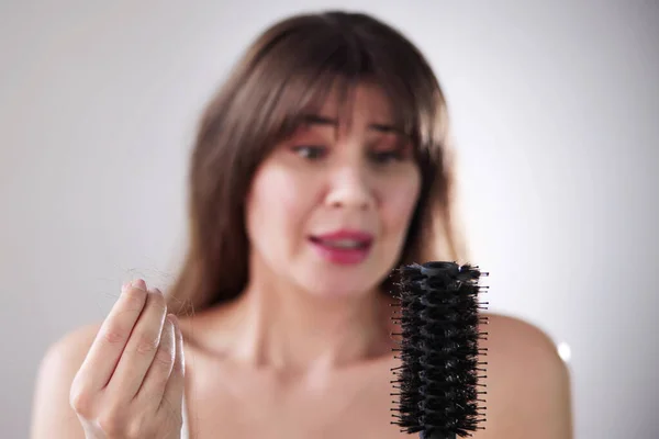 Saç Dökülmesi Saç Dökülmesi Saçları Dökülmüş Endişeli Kadın — Stok fotoğraf