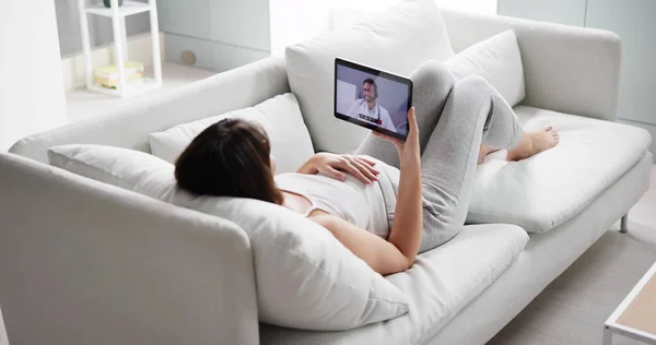 Jóvenes Embarazadas Videoconferencia Con Médico Tableta Computadora Casa —  Fotos de Stock