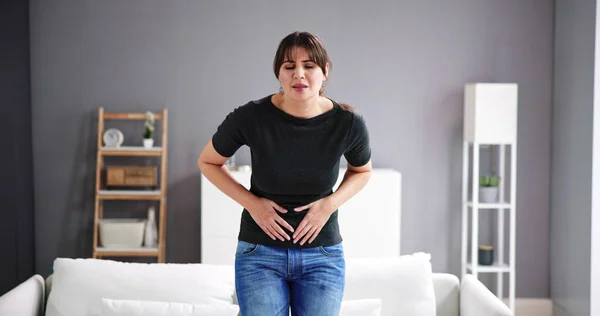 胃の痛みを持つ女性 下痢やPmsの痛み — ストック写真