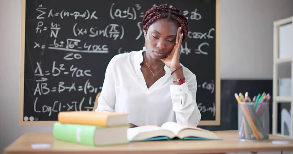 沮丧的悲伤学院的非洲裔教师与书籍 — 图库照片