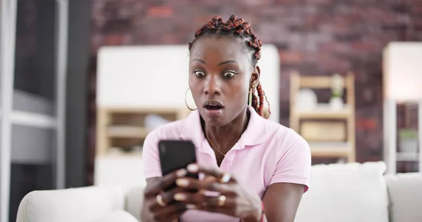 Africké Americké Ženy Mobilním Telefonem Ruce — Stock fotografie