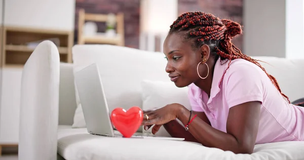 Fernbeziehungen Und Online Beziehungen Frau Benutzt Laptop — Stockfoto