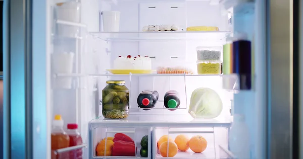Offener Kühlschrank Voller Saft Und Frischem Gemüse Der Küche — Stockfoto