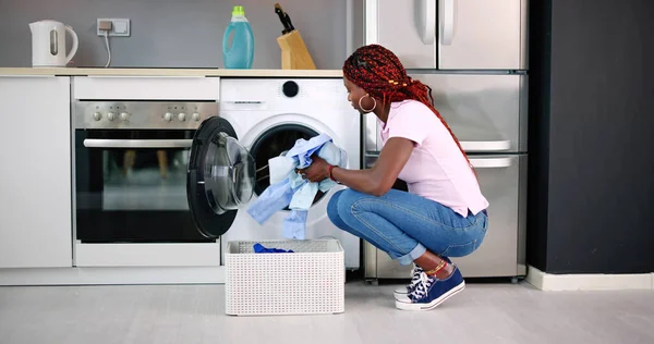 Νεαρή Γυναίκα Βάζοντας Ρούχα Στο Πλυντήριο Στο Σπίτι — Φωτογραφία Αρχείου