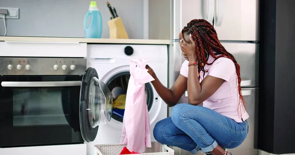 Νεαρή Γυναίκα Σκύψιμο Καθαρισμένα Ρούχα Κοντά Ηλεκτρονικό Πλυντήριο — Φωτογραφία Αρχείου