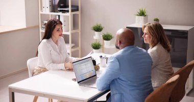 Genç bir kadın iş görüşmesinde oturuyor.