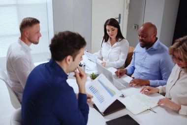 İş Ekibi Ofis Toplantısı. Şirket Projesi