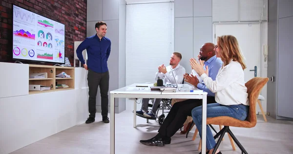 Diverse Bedrijfsleiders Klappen Trainingsbijeenkomst — Stockfoto