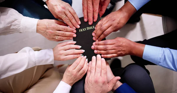 Visão Aérea Das Mãos Segurando Bíblia Sagrada — Fotografia de Stock