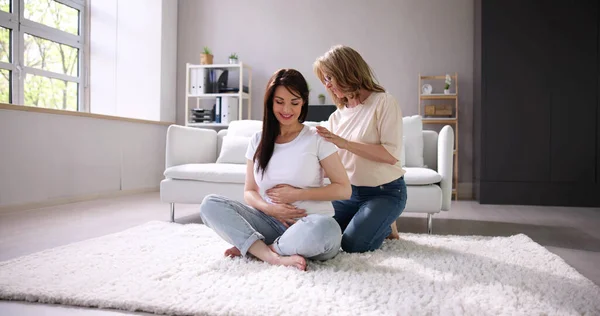 Pregnant Woman Baby Support Massage Exercise Service — Stockfoto
