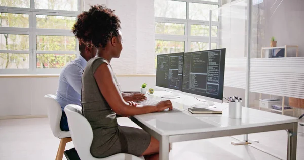 Programador Africano Americano Mulher Codificação Computador — Fotografia de Stock