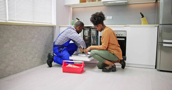 Spotřebič Opravy Podle Africké Americké Opravář Kuchyni — Stock fotografie