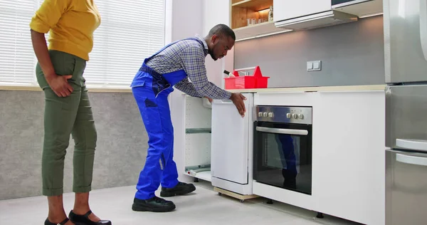 食器洗い機のインストールと修復 アプライアンスサービスの問題 — ストック写真