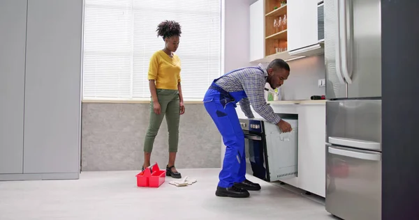 Jovem Mulher Olhando Para Trabalhador Masculino Geral Reparar Forno Cozinha — Fotografia de Stock