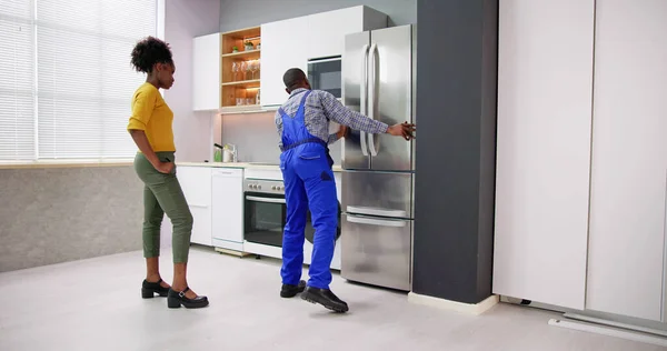냉장고의 설비를 수리하라 전문가 프리지 서비스 — 스톡 사진