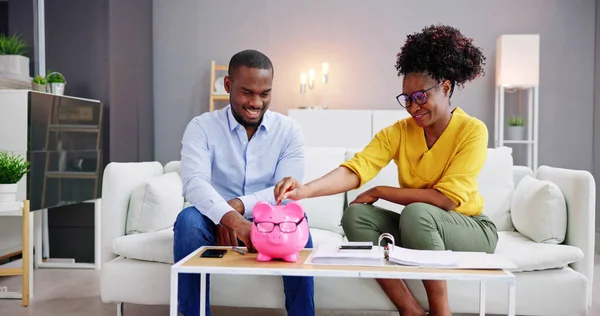 快乐的非洲夫妇做退休财务计划和金钱预算 — 图库照片