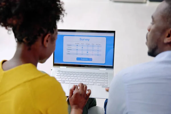 Afrikaner Füllen Umfrage Oder Formular Auf Laptop Computer Aus — Stockfoto