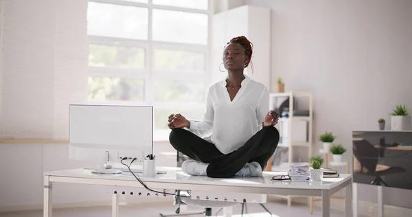 Afrikanischer Mitarbeiter Macht Büro Yoga Meditation Für Psychische Gesundheit — Stockfoto