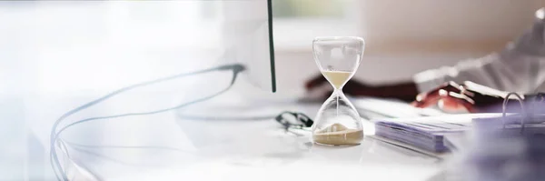 Akhir Invoice Billing Deadline Hourglass Desk — Stok Foto