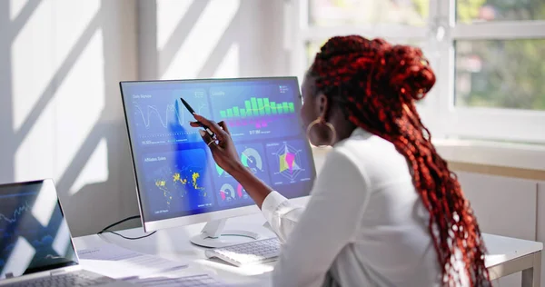 Predictive Business Analytics African American Analyst Using Computer — Stock Photo, Image
