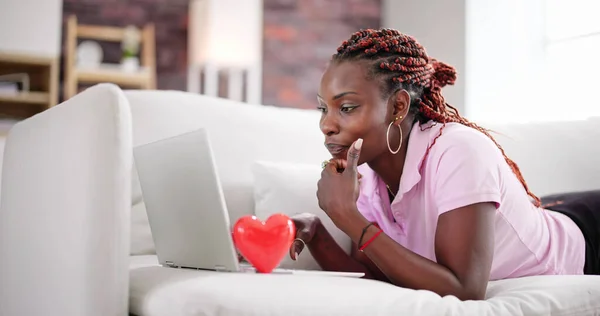 Långdistansdejting Och Online Relation Kvinna Som Använder Laptop — Stockfoto