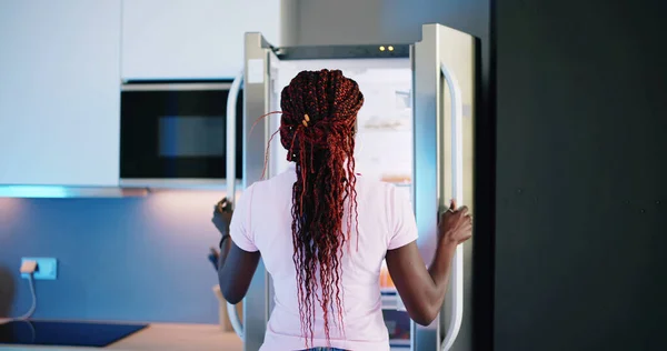 Молодая Женщина Смотрит Еду Открытом Холодильнике — стоковое фото
