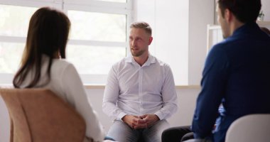 Genç Multiracial Millennial Arkadaşlar Daire Içinde Oturan Grup Tartışma having