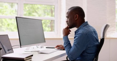 Bilgisayar Programcısı Ofisteki Bilgisayar Kodu Yazıyor