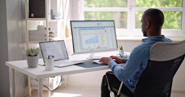 Veri Analisti Afrikalı Adam Bilgisayarda Hesap Tablosu Kullanıyor