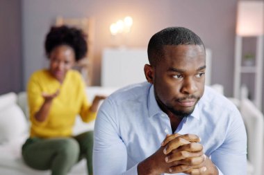 Üzgün, Öfkeli Afrikalı Amerikalı Çift. Kadın Bağırıyor