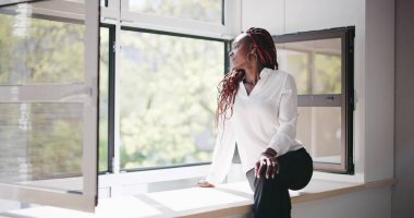 Ofisteki temiz hava Afro-Amerikan Pencere kenarında dinleniyor