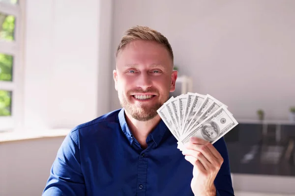 Άνθρωπος Που Κατέχουν Δολάρια Ηπα Μετρητά Χρήματα Χαρτί — Φωτογραφία Αρχείου
