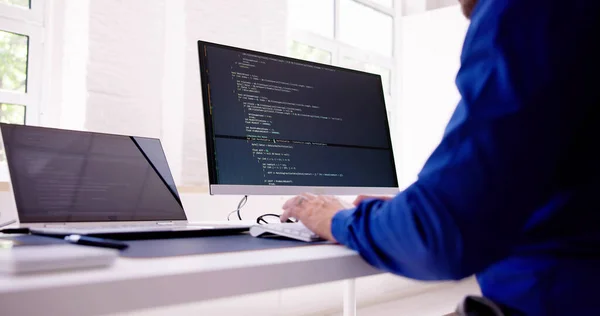 Programador Computadora Que Escribe Código Del Programa Computadora Oficina — Foto de Stock