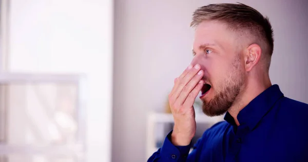 Κακή Μυρωδιά Οδοντική Αναπνοή Και Χέρι Κοντά Στο Στόμα Και — Φωτογραφία Αρχείου