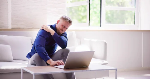 Mann Arbeitet Mit Schulterschmerzen Und Entzündung Laptop — Stockfoto