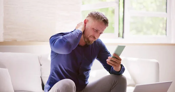 Hombre Con Dolor Cuello Sentado Usando Teléfono Móvil — Foto de Stock