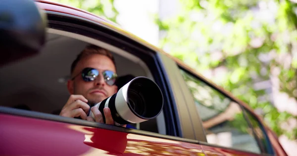 Prajurit Mata Mata Dalam Mobil Mengambil Foto Detektif — Stok Foto