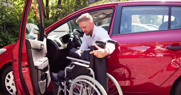 Engelli Sürücü Yolculuk Çin Arabaya Biniyor — Stok fotoğraf