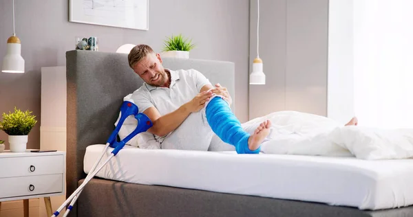 Man Broken Leg Fracture Injury Cast Using Crutches — Stock Photo, Image