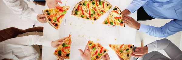 Amigos Comiendo Pizza Mesa Oficina Interiores —  Fotos de Stock