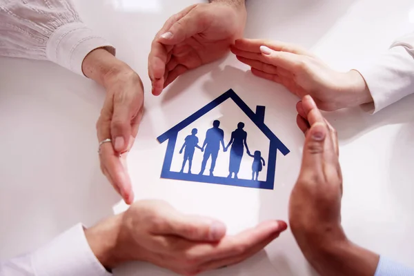 Familienversicherung Und Dach Oder Obdach — Stockfoto