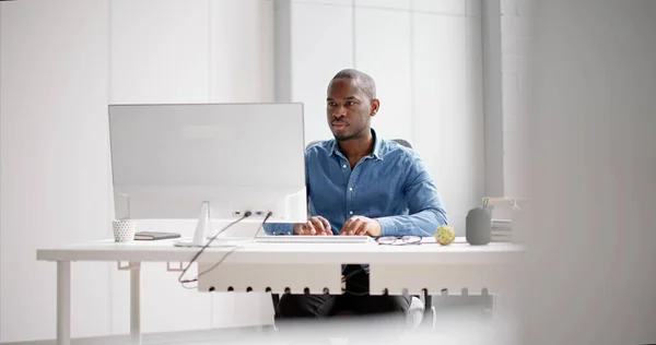 Afrikalı Amerikalı Adamı Bilgisayarı Kullanıyor — Stok fotoğraf