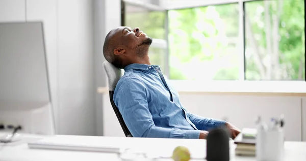 Frische Luft Aus Dem Offenen Bürofenster Atmen Und Entspannen — Stockfoto
