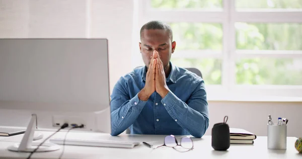 Afroameričan Modlící Muž Křesťanská Modlitba Hledá Boha — Stock fotografie