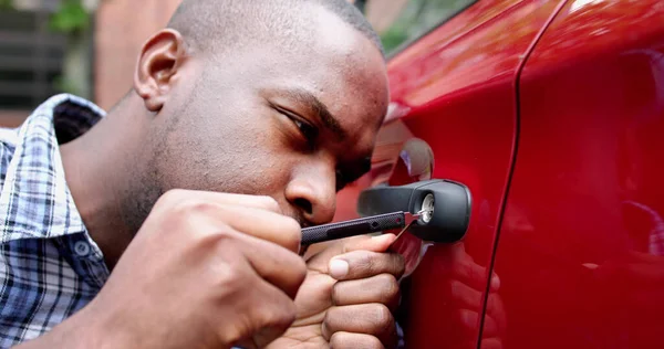 Close Mão Pessoa Que Abre Porta Carro Com Lockpicker — Fotografia de Stock